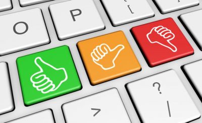 Durch einen Selbst-Check-Datenschutz können Mitarbeitende ihren Kenntnisstand überprüfen. Hier dargestellt durch Daumen auf einer Tastatur, die gut, mittel und schlecht anzeigen.