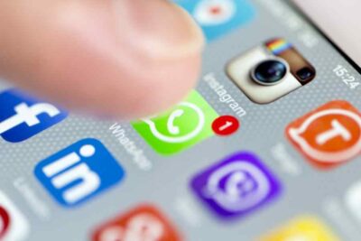 WhatsApp und Datenschutz? Ein Finger klickt auf dem Smartphone auf das WhatsApp-Icon