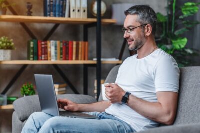 Internet-Nutzung ohne störende Cookie-Banner? Das geht! Die Verbraucherzentrale Bayern hat dafür das Browser-Plugin „Nervenschoner“ entwickelt.