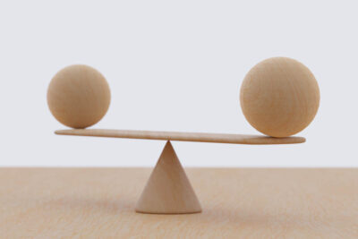 Die DSGVO fordert von den Verantwortlichen, den Grundsatz der Verhältnismäßigkeit zu beachten. Jedoch gilt es die Balance zu den Geschäftsinteressen zu halten.