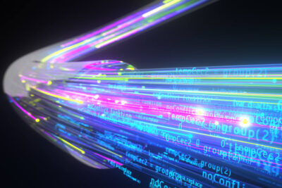 Datentransfer in die USA hier symbolisiert durch ein Kabel in dem bunte Streifen und Code zu sehen sind