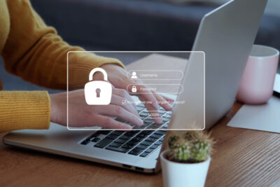 IT-Security-Fachleute empfehlen die Kombination von Multi-Faktor-Authentifizierung (MFA) und Single Sign-on (SSO) im Rahmen einer Zero-Trust-Sicherheitsarchitektur. Dies birgt das Risiko einer datenschutzrelevanten Nachverfolgbarkeit von Nutzeraktivitäten.