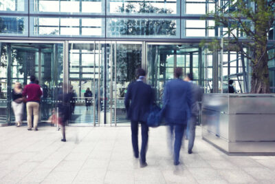 Unternehmen sollten für ein hohes Datenschutzniveau nicht nur in Technik investieren, sondern auch in aufmerksame Beschäftigte, die Externe nur unter Aufsicht ins Gebäude lassen.