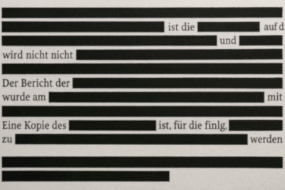 Ein Dokument, bei dem der Großteil des Textes geschwärzt und damit unkenntlich gemacht wurde