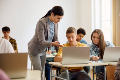 Damit Schülerinnen und Schüler die digitale Welt sicher entdecken: Die Initiative Datenschutz geht zur Schule (DSgzS) setzt sich für den sicheren Umgang mit digitalen Technologien ein.
