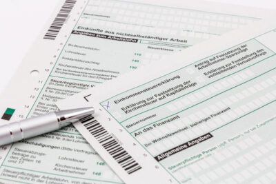 Mit dem IT-System SESAM werden Steuererklärungen und Belege zentral eingescannt, sodass Finanzämter heute ausschließlich digital am Bildschirm arbeiten statt mit Papierdokumenten.