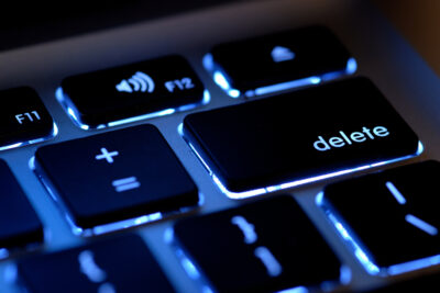 Backups sollen vor Datenverlust schützen und die Wiederherstellbarkeit von Datenbeständen garantieren. Damit stehen sie im Konflikt mit Vorgaben zur Datenlöschung.