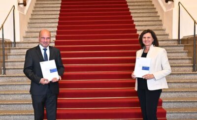 Prof. Dr. Thomas Petri übergibt seinen Tätigkeitsbericht der Landtagspräsidentin Ilse Aigner Prof. Dr. Thomas Petri übergibt seinen Tätigkeitsbericht der Landtagspräsidentin Ilse Aigner