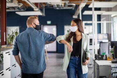 Im Büro, im Homeoce oder beides? Das Datenschutzniveau muss in allen Konstellationen stimmen.