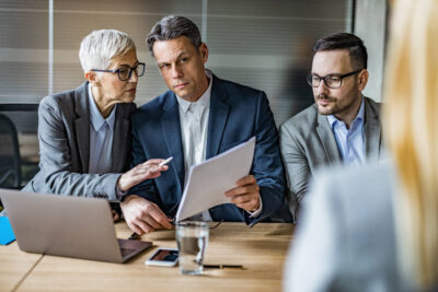 Arbeitgeber stecken in einem Dilemma: Einerseits liegt ihnen an einer Kultur des Vertrauens im Unternehmen, andererseits müssen sie Maßnahmen gegen mögliche Mitarbeiterexzesse ergreifen.