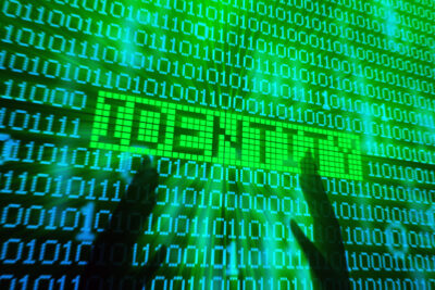 Identitätsdiebstahl kann nicht nur Privatpersonen treffen, sondern auch Unternehmen. Dies ebnet den Weg für unterschiedliche Betrugsmaschen.