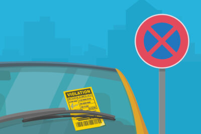 Ein falsch geparktes Auto im Halteverbot wird von einem Passanten fotografiert – auch der Beifahrer ist deutlich zu erkennen. Was gilt?