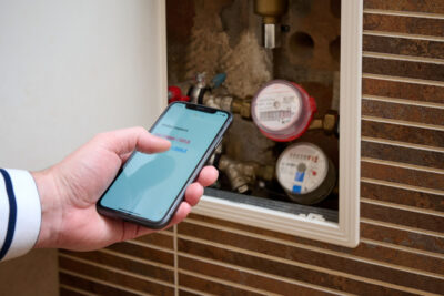 Streit um Funk-Wasserzähler: Ein Hauseigentümer fürchtet Überwachung und wehrt sich gegen den zwangsweisen Einbau durch den Wasserversorger.